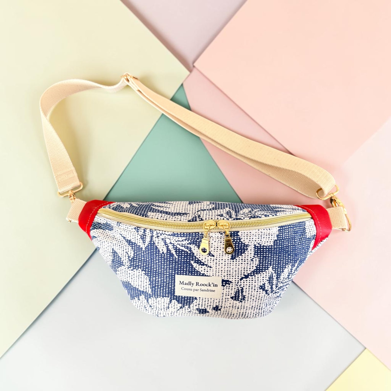 Sac banane femme Axel imprimé floral bleu et écru avec détails rouges et bandoulière réglable