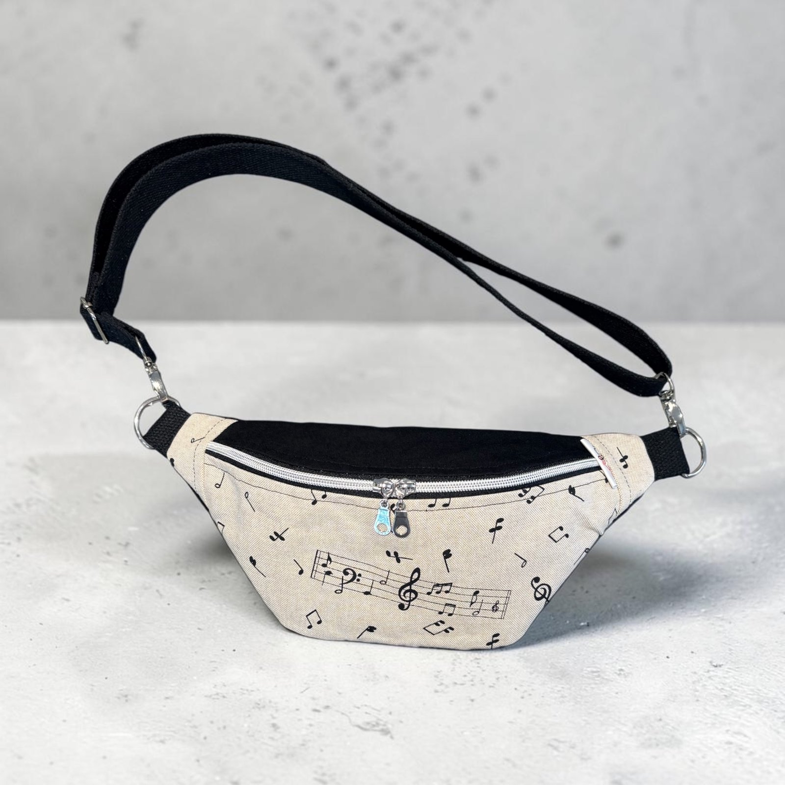 Sac banane femme Axel imprimé notes de musique noir et écru avec bandoulière réglable