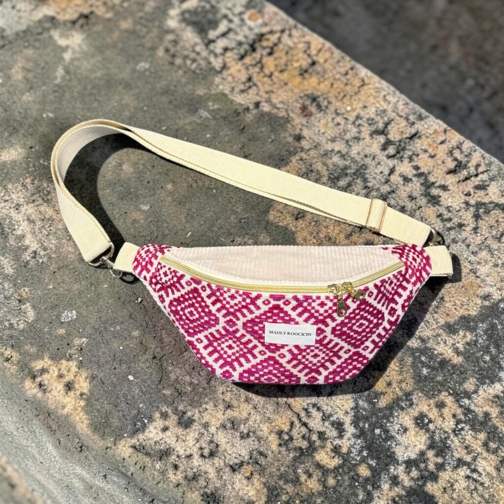 Sac banane femme framboise bohème artisanal en jacquard rose et velours côtelé écru modèle Axel