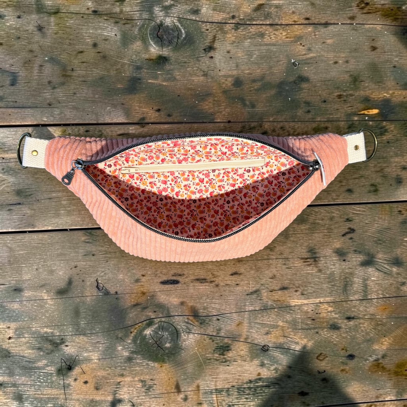 Intérieur du sac banane Axel rose poudré avec poche zippée et doublure florale