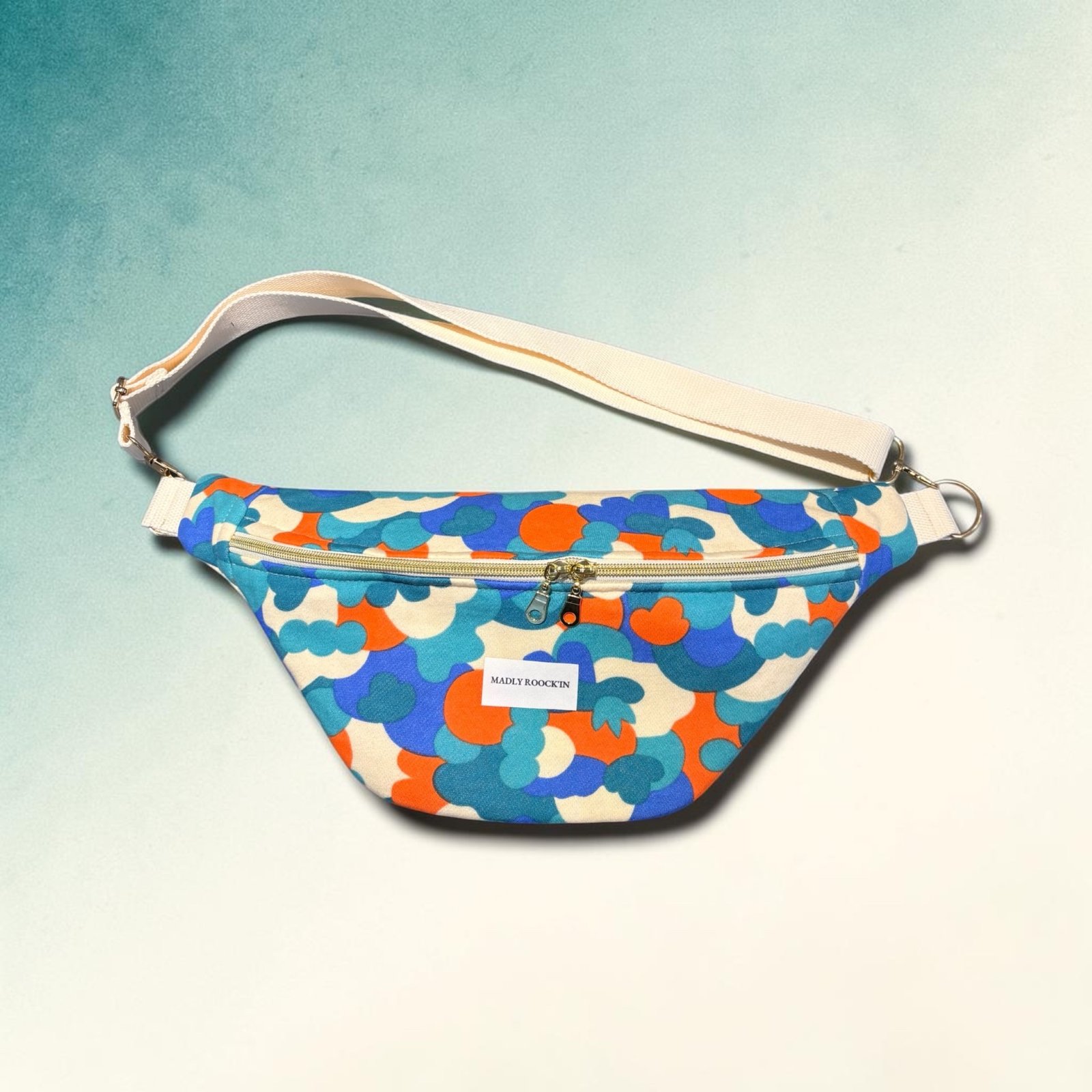 Sac banane Gabriel graphique bleu corail porté en bandoulière par une femme