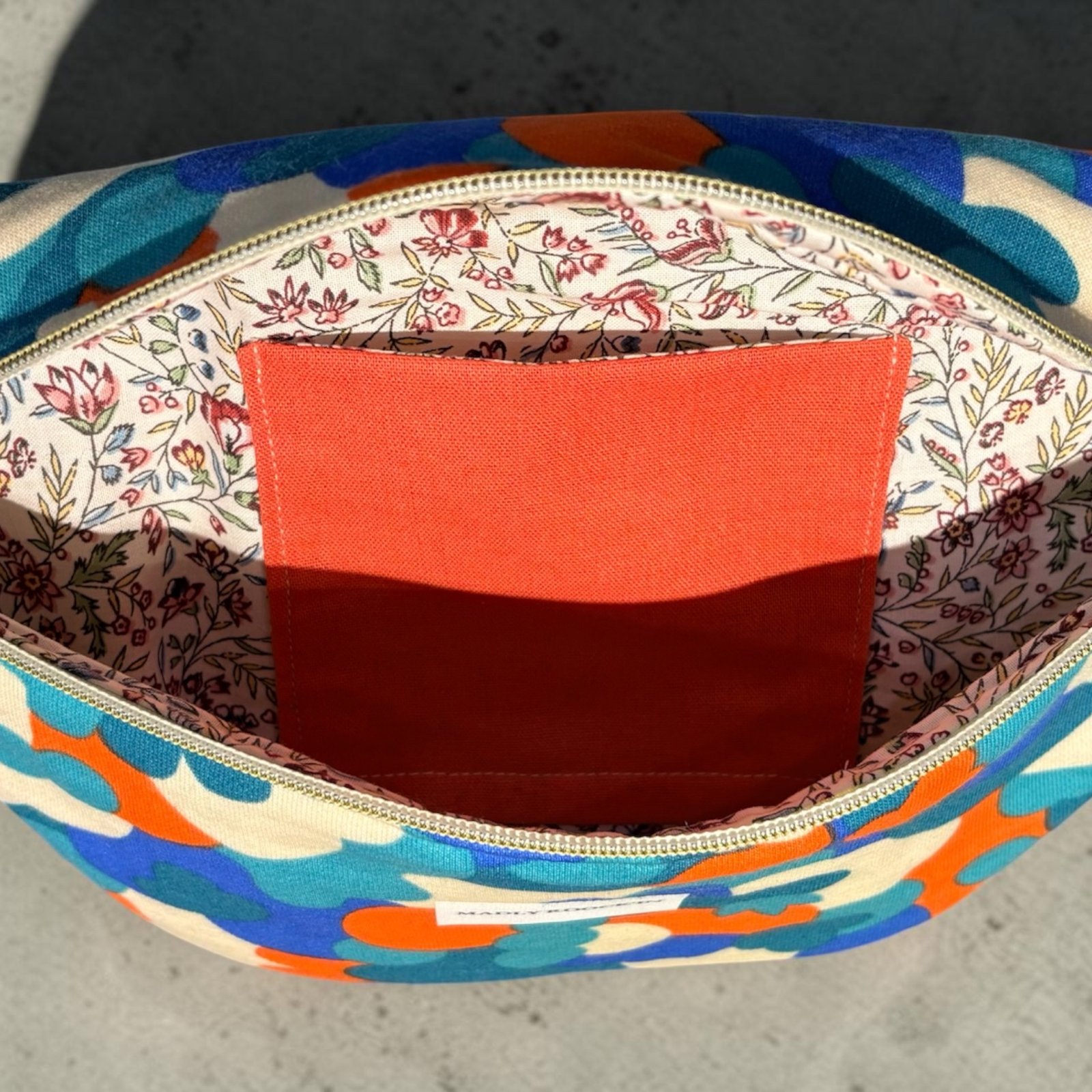 Intérieur du sac banane Gabriel avec poche de rangement et doublure fleurie