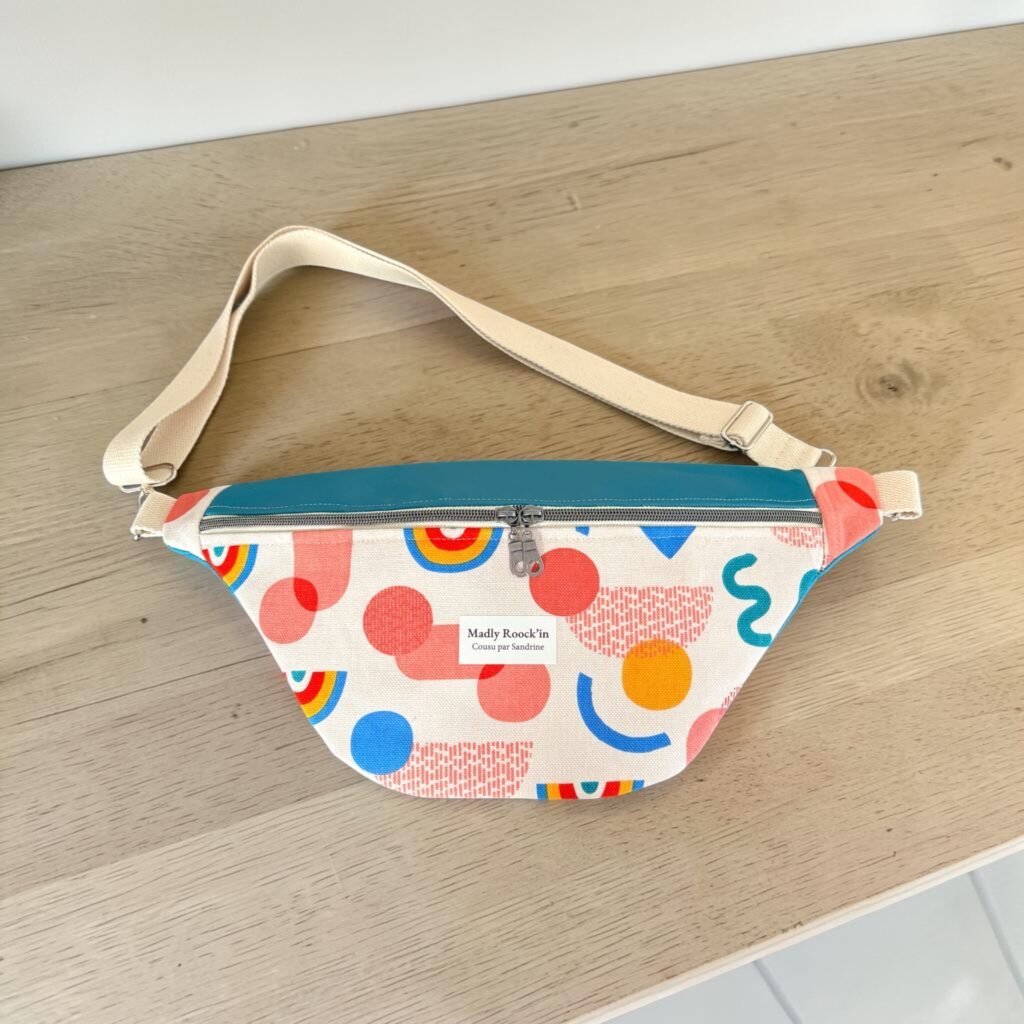 Sac banane Gabriel bleu turquoise grand format avec bandoulière réglable et design graphique coloré