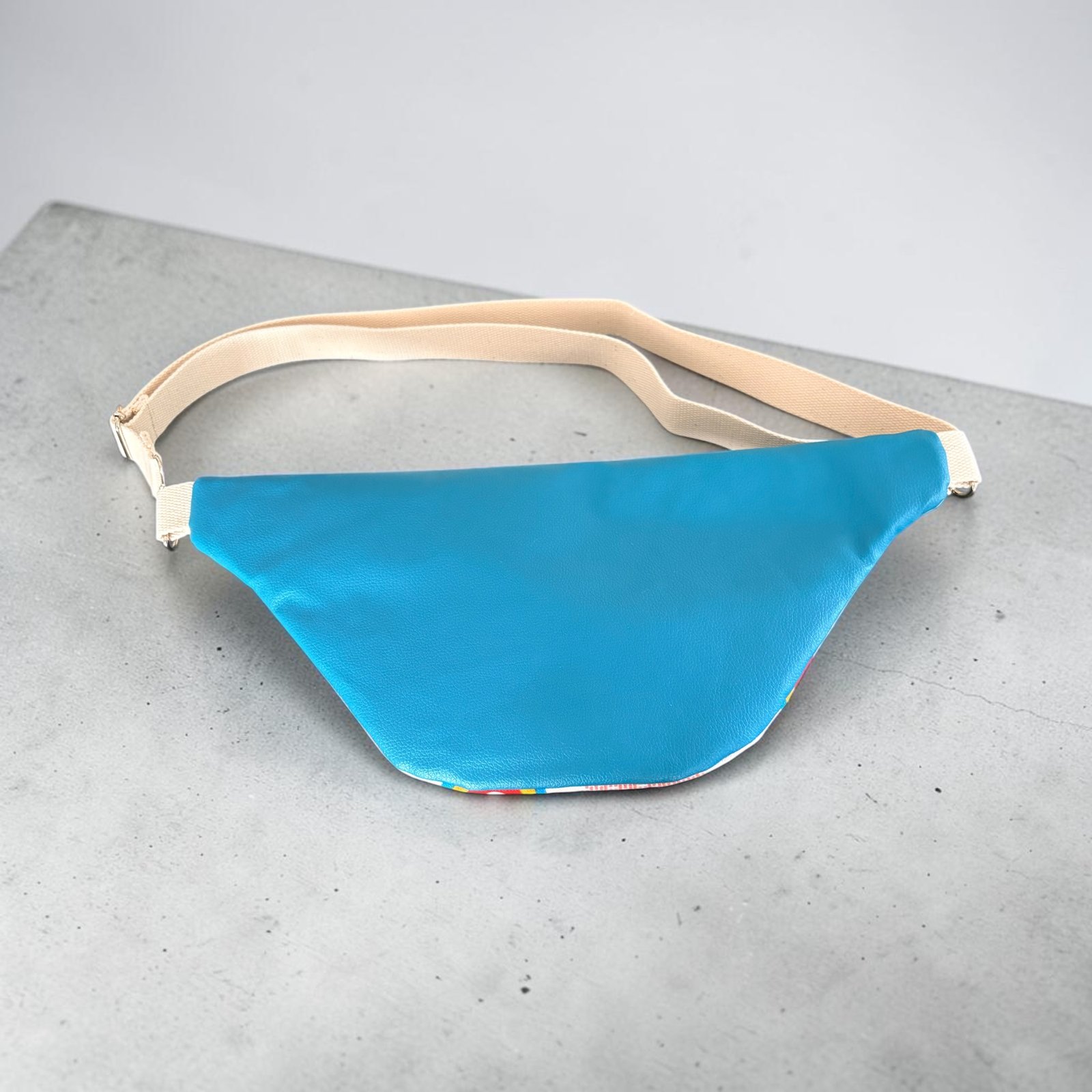 Intérieur du sac banane Gabriel avec poche zippée et doublure fleurie colorée2