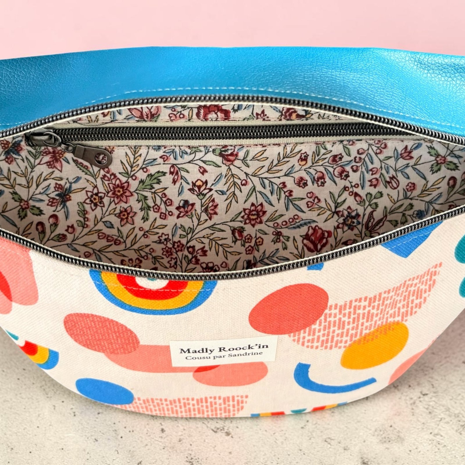 Intérieur du sac banane Gabriel avec poche zippée et doublure fleurie colorée