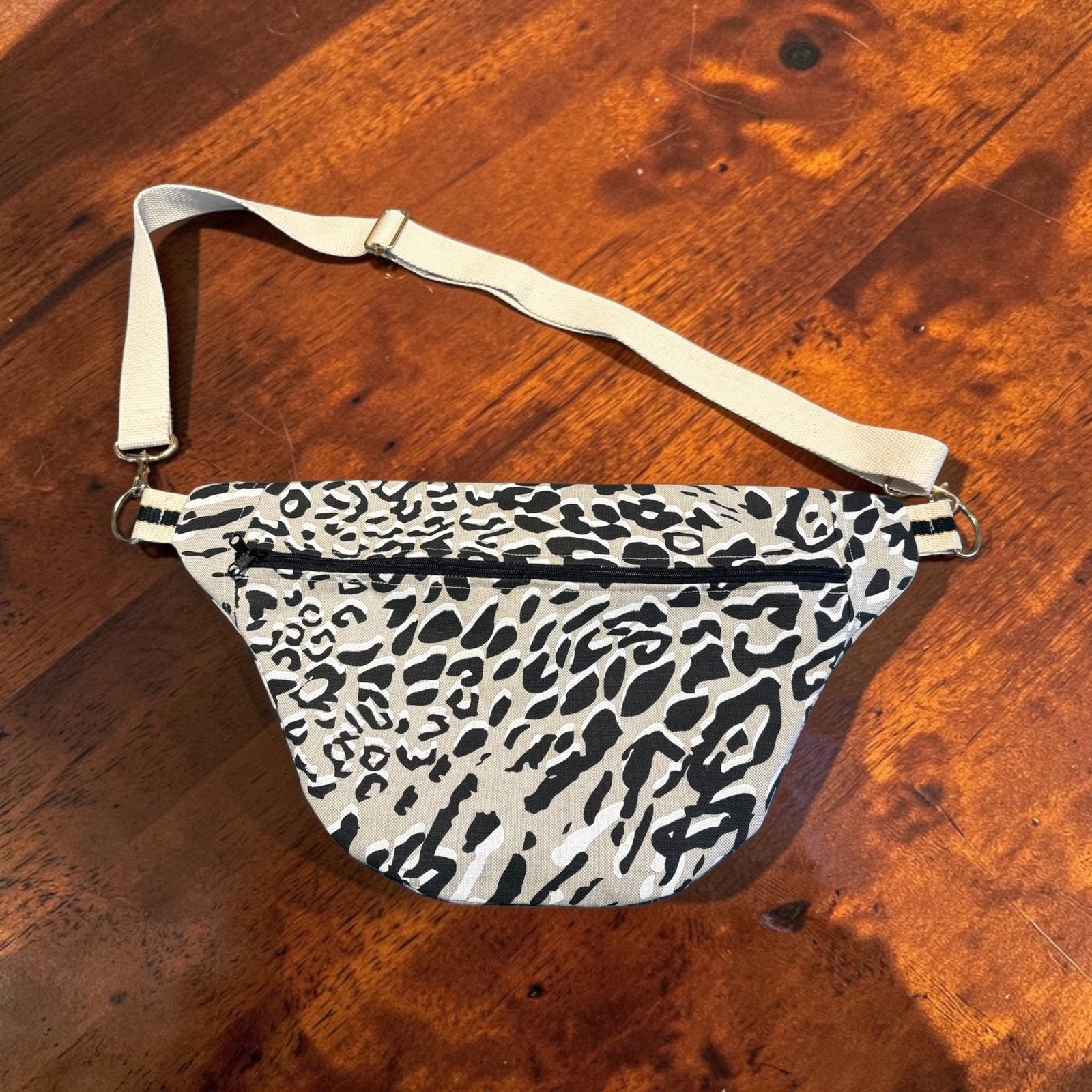 Sac banane Gabriel léopard beige et noir grand format avec bandoulière réglable